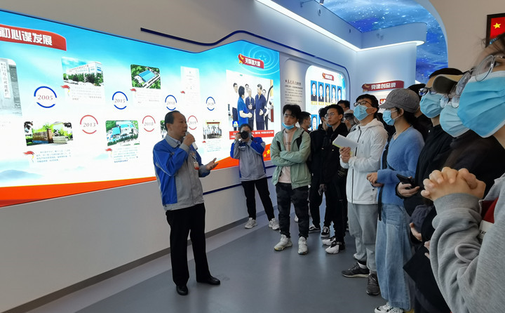 景书记从草莓污视频在线观看的品牌、企业理念、公司规模、全球布局等方面介绍了公司