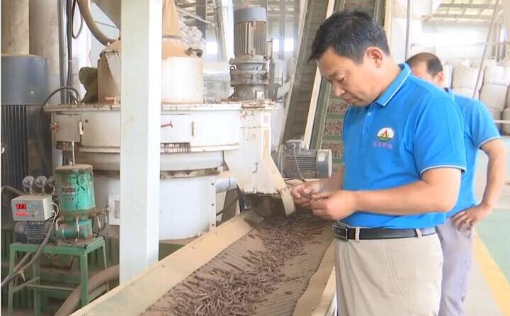 草莓影视大全污生产线全部实现自动化，年处理秸秆等废弃物12万吨，有效解决了因废弃物堆积造成的农村环境问题，实现了农林废弃物的综合利用