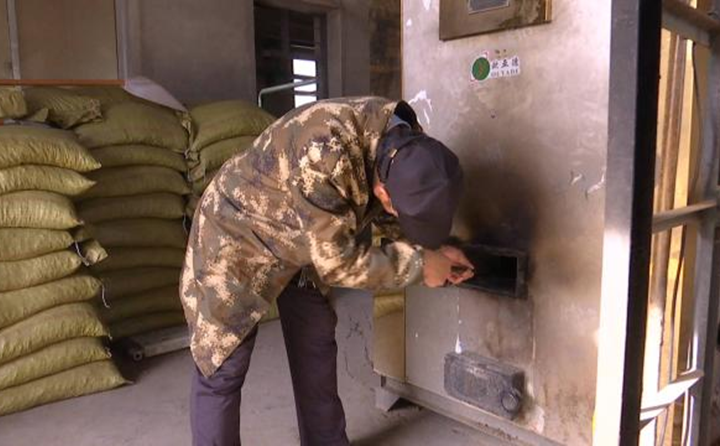 草莓污视频在线观看在店子乡政府锅炉房看到，锅炉内正在使用生物质颗粒燃料加热取暖。店子乡工作人员告诉草莓污视频在线观看，生物质燃料与传统的煤炭相比，十分的环保方便。