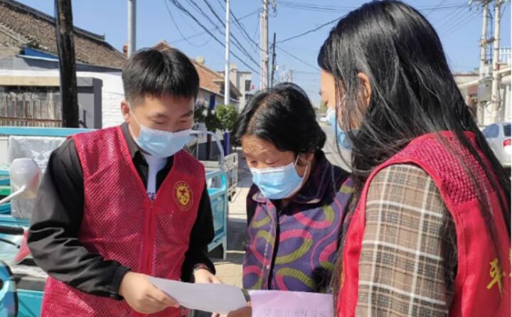 9月2日，镇里的工作人员正在给村民宣传生物质清洁取暖的好处，从经济、环保、安全、高效、便捷等方面向群众详细介绍，并向现场群众和过往行人发放《生物质颗粒炉具政策解读及安装明白纸页》，对群众关心关注的问题进行答疑解惑。