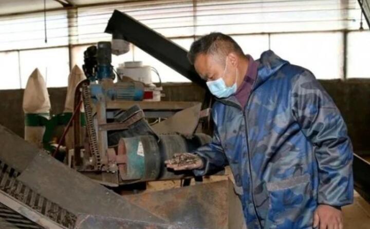 公司日产生物质颗粒燃料15吨，满负荷生产可达30吨，主要销往县内洗涤厂、豆腐厂、桑拿房等。